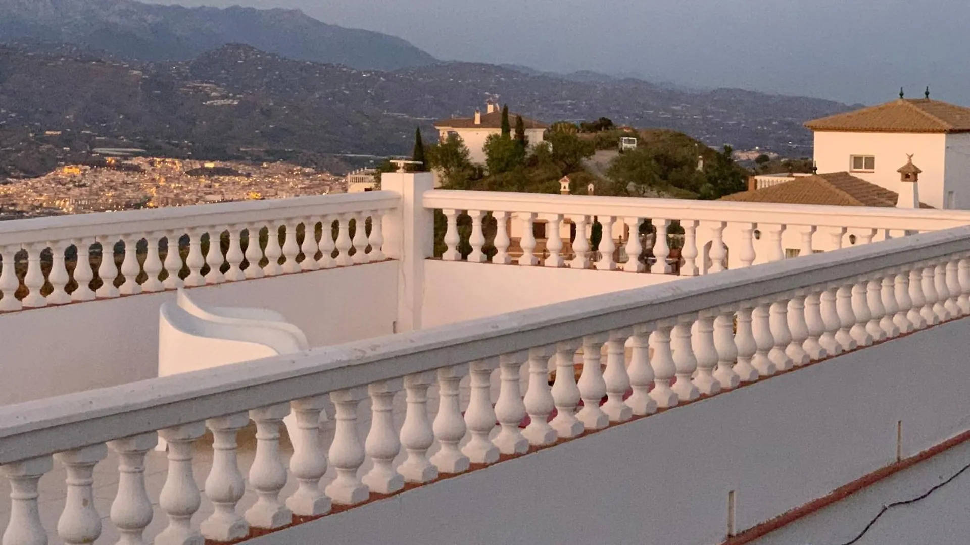 Casa Anhelando Andalucia: Hilltop Villa with Panoramic Views Iznate