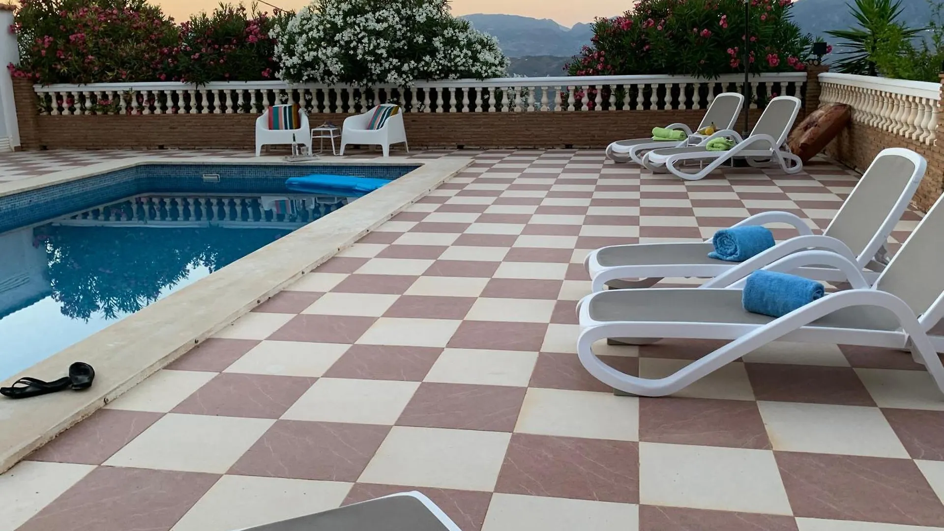Casa Anhelando Andalucia: Hilltop Villa with Panoramic Views Iznate