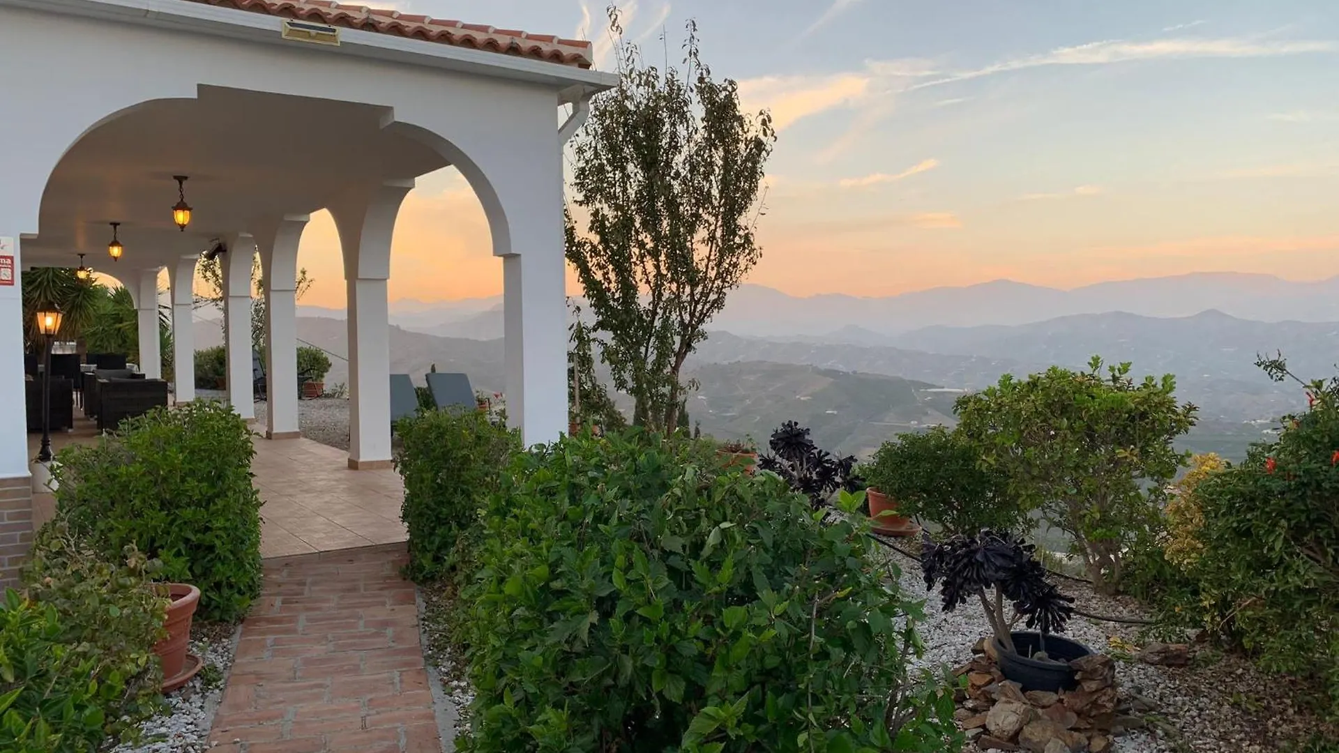 Casa Anhelando Andalucia: Hilltop Villa with Panoramic Views Iznate